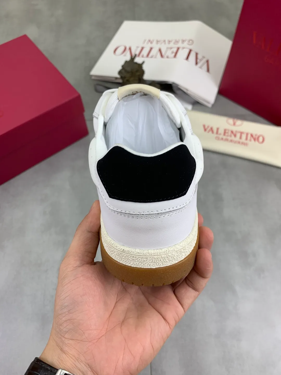 Men's men's shoes 💰P600 New model Latest Valentino Valentino V family new casual young fashion trend sports shoes Full of vitality No age limit Very light and comfortable on the feet Packaging Original purchase and development Production of goods Various color combinations are eye-catching Activate the charming sunny boy Shoe design combines coolness with daily style Full of street style Multi-color options!   Fabric: original material splicing/first-layer cowhide Lining: imported cowhide/original logo sweat-absorbent and breathable foot pad Outsole: TPU foam lightweight material outsole Brand injection insole Code number: 38-46 Full set of packaging Color: 3️⃣ colors available